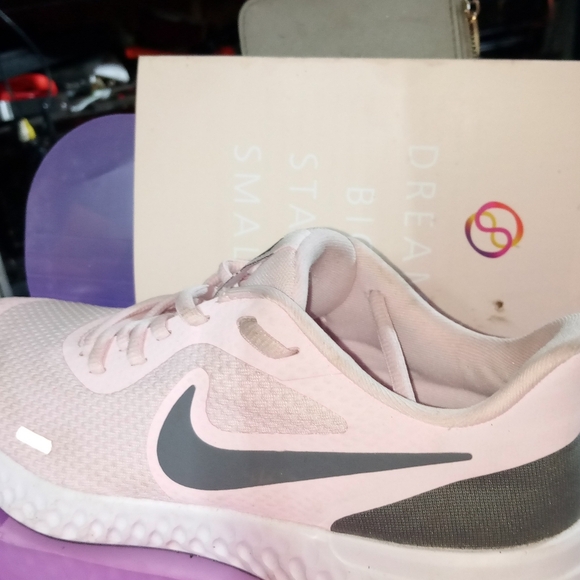 Women's nike size 8 - Picture 2 of 3